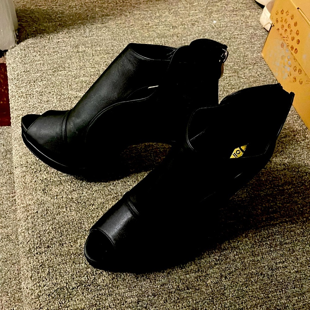 Open toe with peekaboo side slash back closure  4 in heel